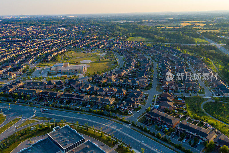 鸟瞰图Purpleville, Kleinburg在特斯顿路和400高速公路，独立和复式住宅在伍德布里奇沃恩，安大略省，加拿大